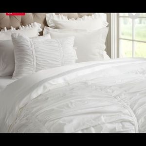 Ruffle Duvet, 2 Shams, 1 pillow - Used - white